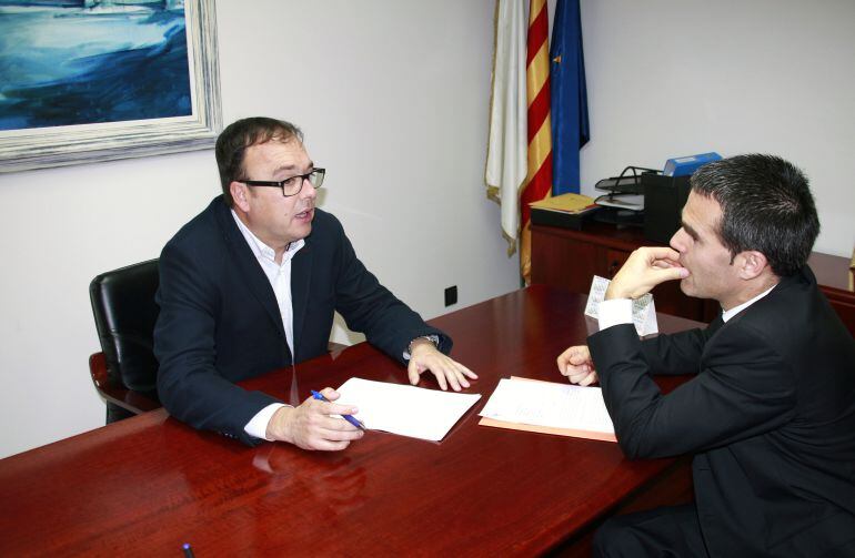 L'alcalde Joan Gilart, i, l'advocat del consistori, Carles López