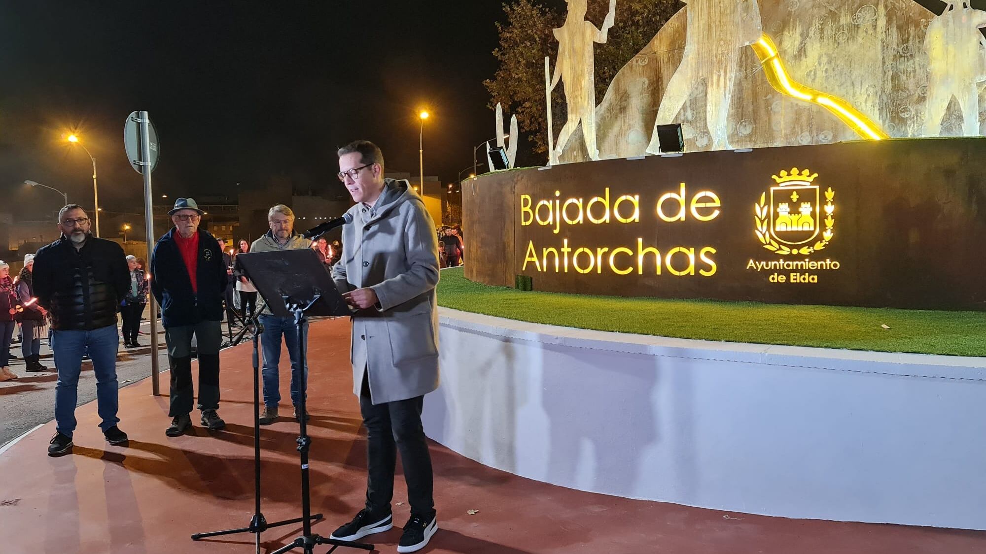 El alcalde de Elda, Rubén Alfaro ha inaugurado el monumento a la Bajada de las Antorchas