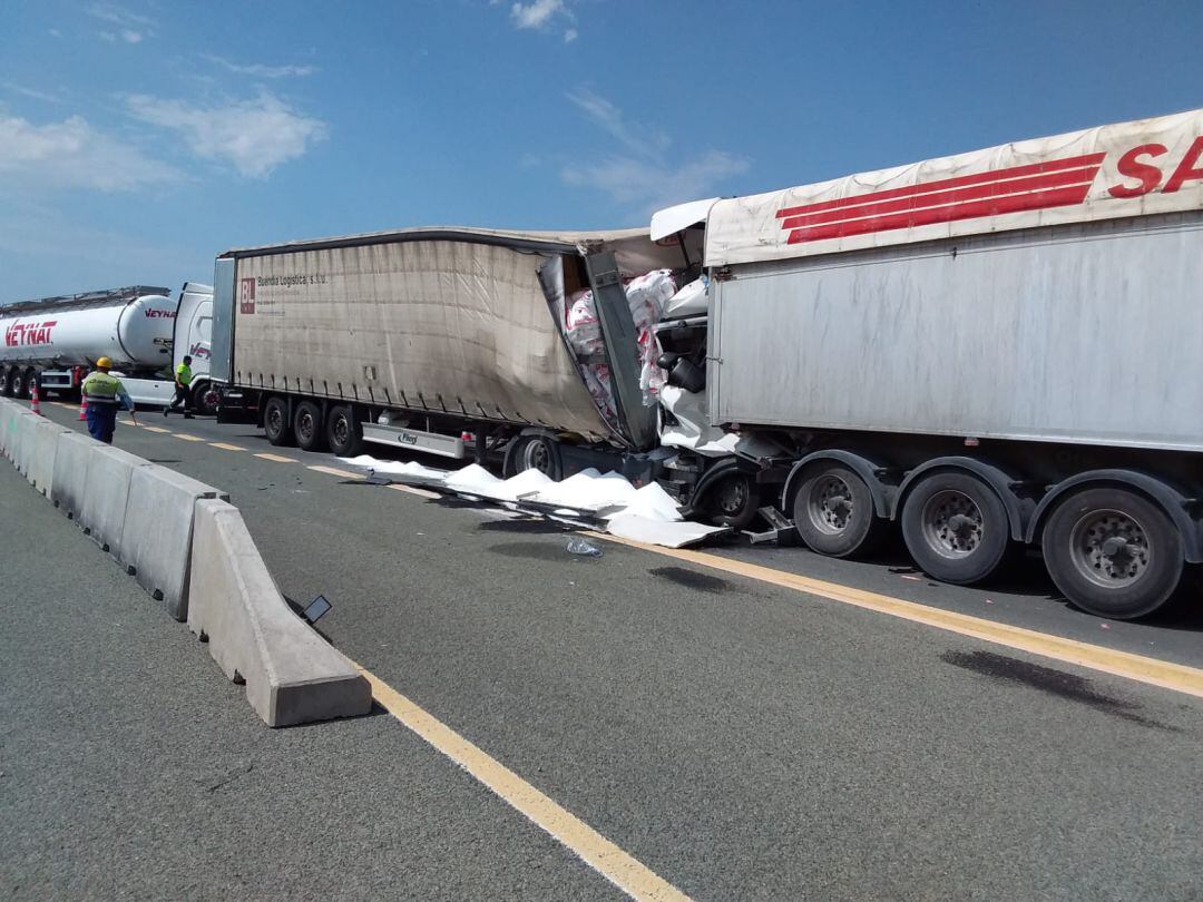 Un fallecido por la colisión de tres camiones en la A-68