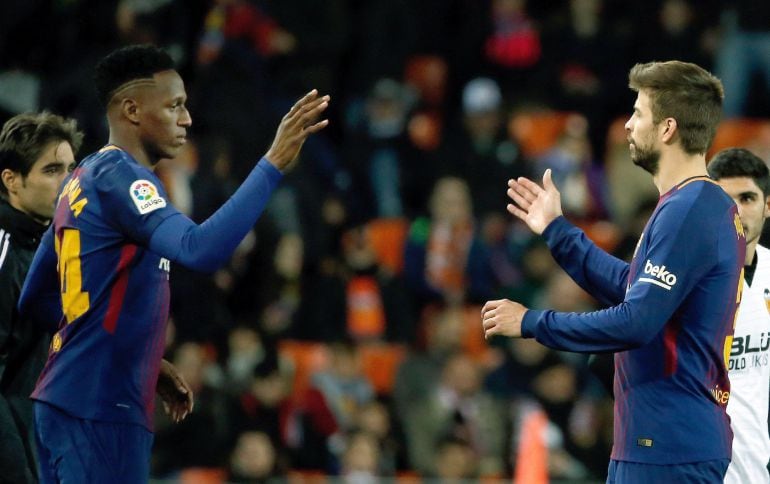 Yerry Mina y Piqué se saludan en Mestalla en el cambio