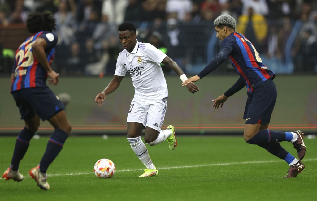 Vinicius encara a la defensa del FC Barcelona.