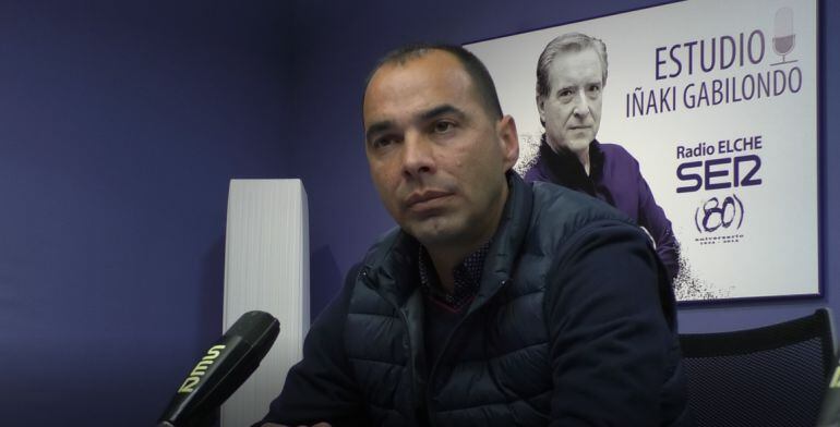 Jorge Cordero en los estudios de Radio Elche Cadena SER