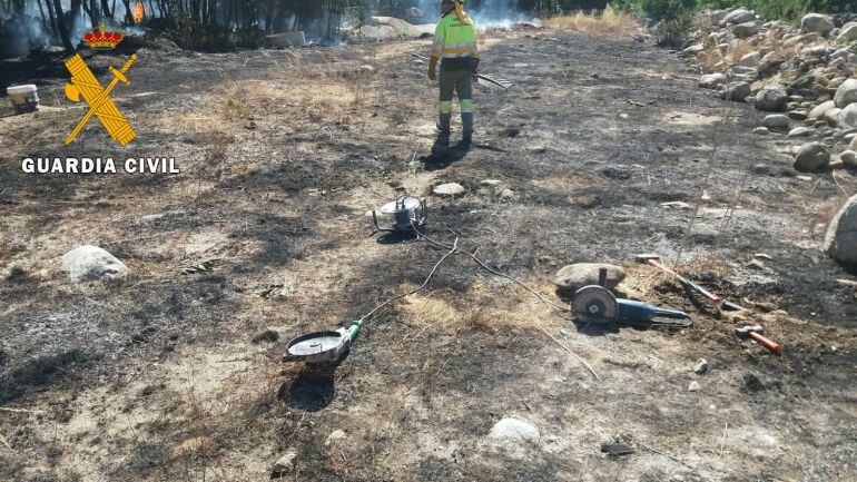 En la imagen se aprecia la radial de la que, según el SEPRONA, salieron las chispas que originaron el fuego