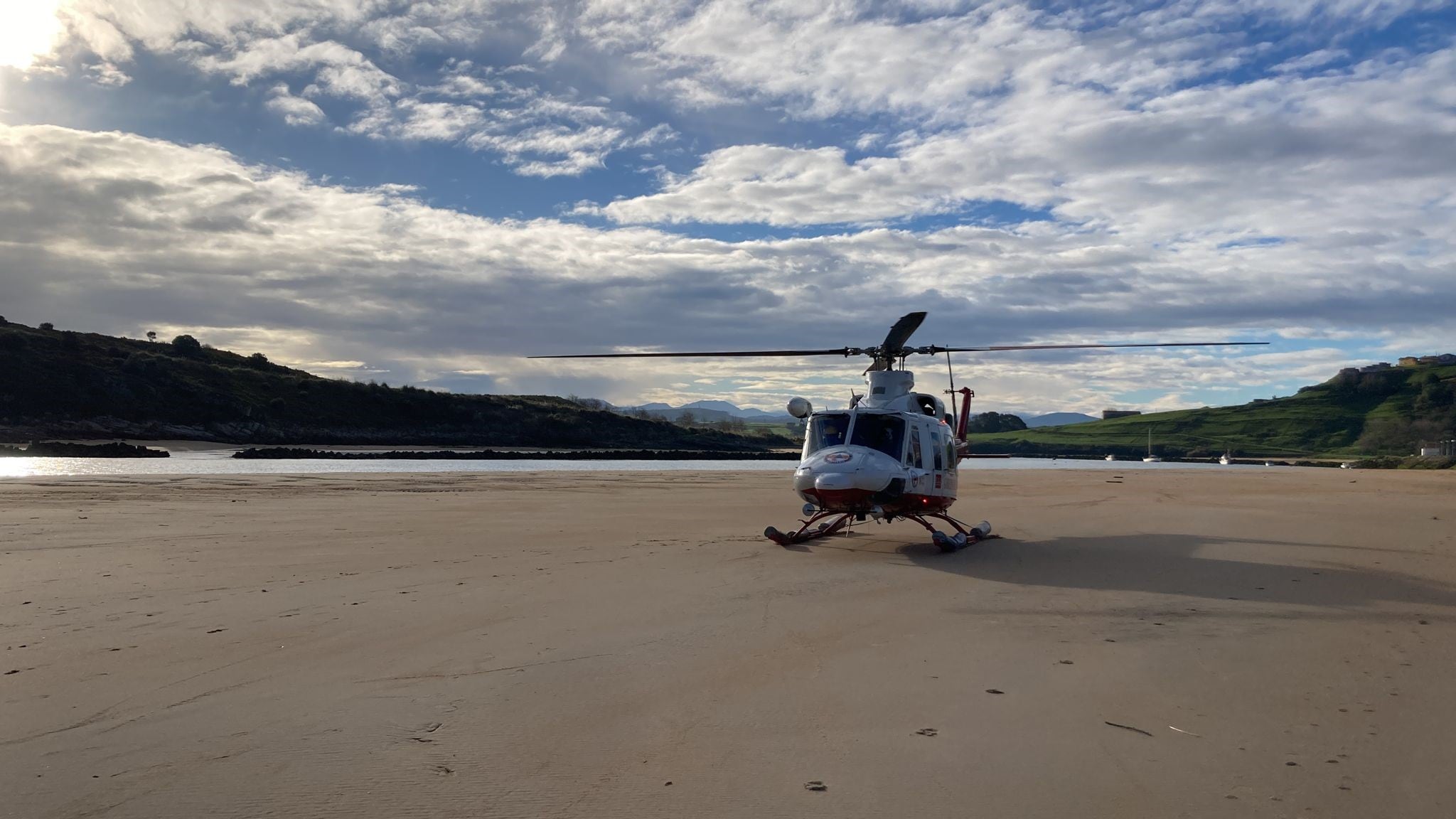 Helicóptero en playa de La Concha en Suances.