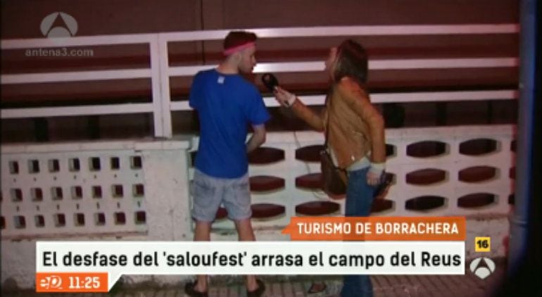 Momento de la entrevista al joven mientras orina en la calle