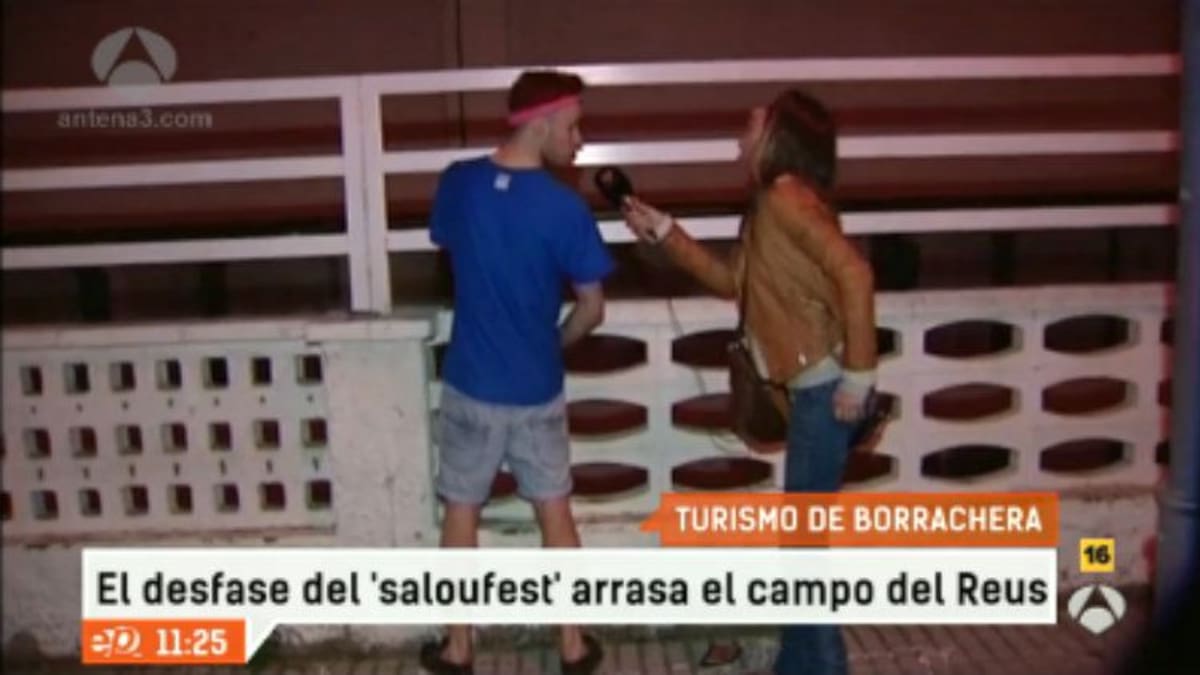 Una reportera de 'Espejo público' entrevista a un chico mientras orina