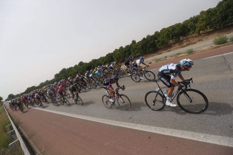 El pelotón, durante la décima etapa de la Vuelta Ciclista a España