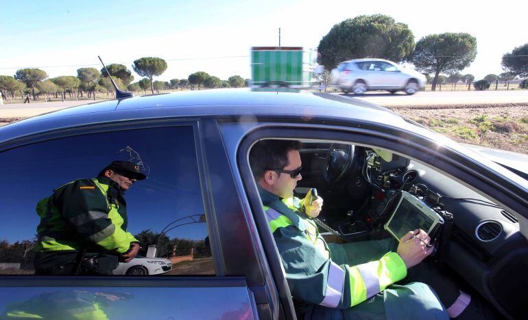 Dos agentes de la Guardia Civil de Tráfico en un control rutinario