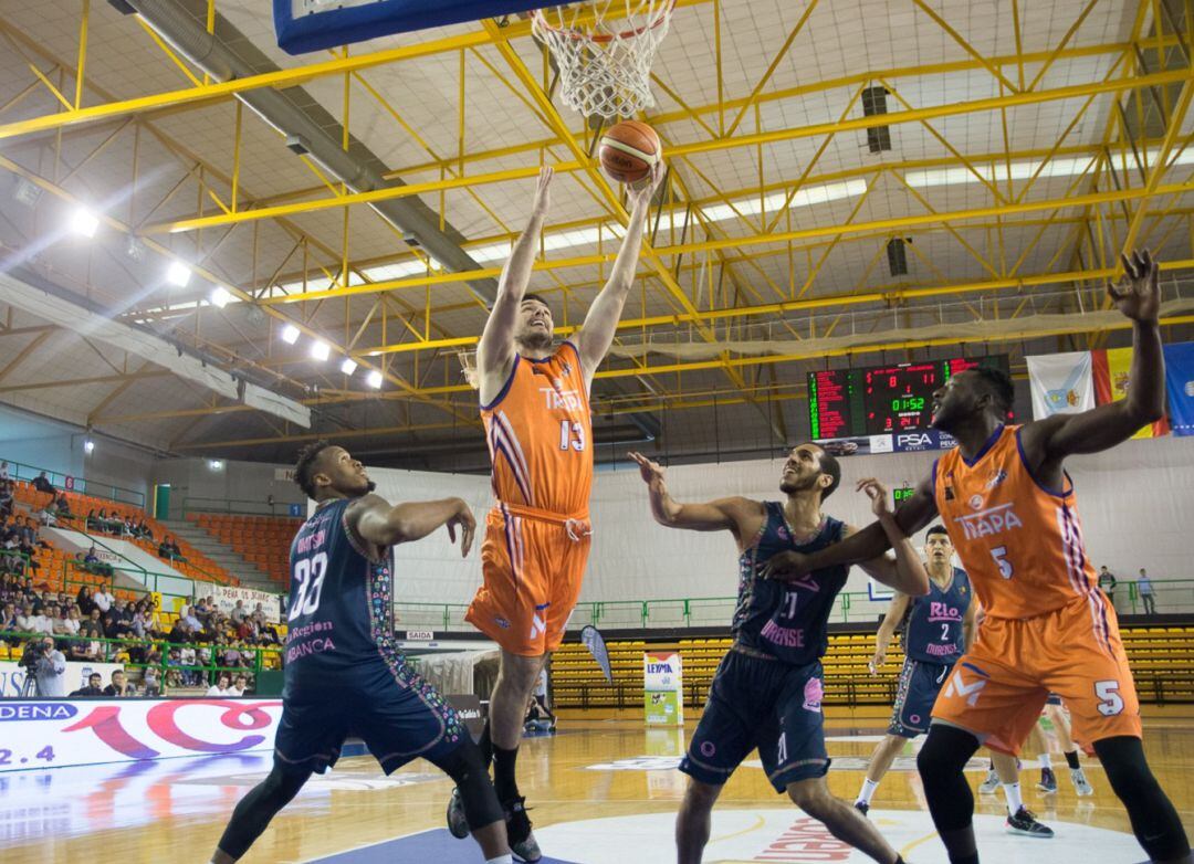 Día aciago en el lanzamiento exterior por parte del Club Ourense Baloncesto y poco mejor para Palencia.