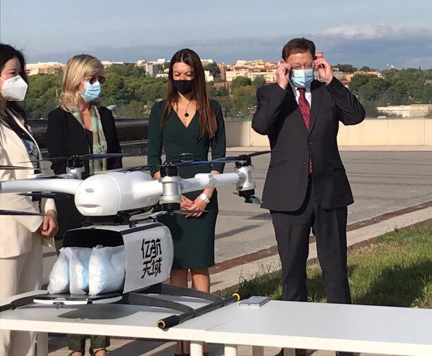 El presiden de la Generalitat, Ximo Puig, en la presentación de los drones para transporte de material sanitario