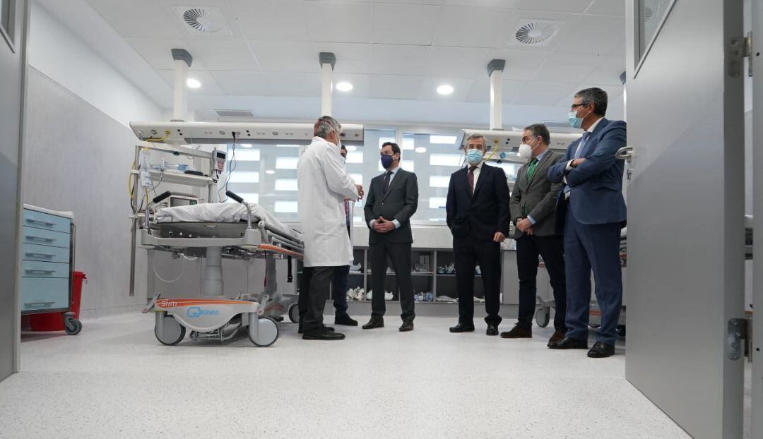 El presidente de la Junta de Andalucía, Juanma Moreno , durante la inauguración del Hospital de Alta Resolución de Especialidades (HARE) de Estepona