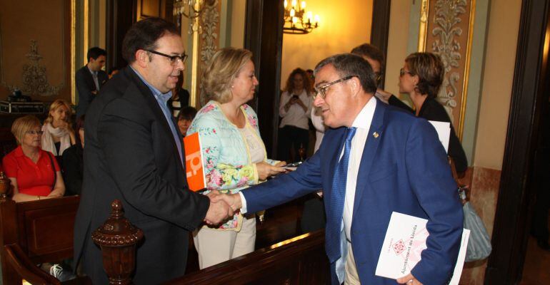 L&#039;alcalde de Lleida, Àngel Ros, saludant el president del Gremi de Forners de les Terres de Lleida, Manel Llaràs, i altres responsables d&#039;entitats comercials i empresarials, abans d&#039;iniciar el Ple de la Paeria 