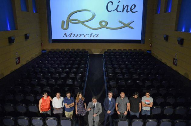 José Ballesta, en el centro, durante la presentación de la nueva oferta para los lunes del cine Rex.