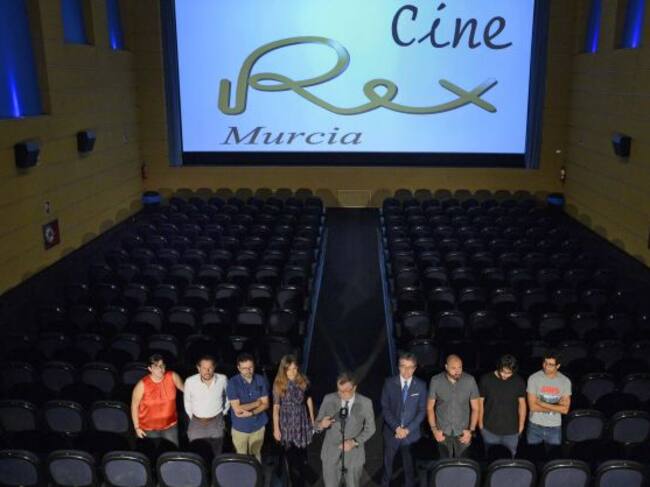 José Ballesta, en el centro, durante la presentación de la nueva oferta para los lunes del cine Rex.