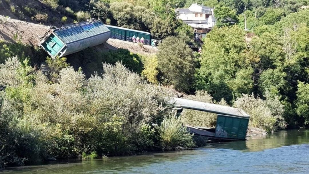 Imagen de los vagones arrojados a la ladera y al cauce del río Sil