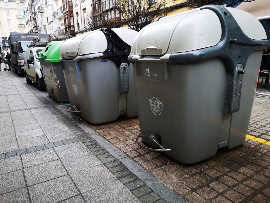 Contendores de basura en una calle centrica de Santander.