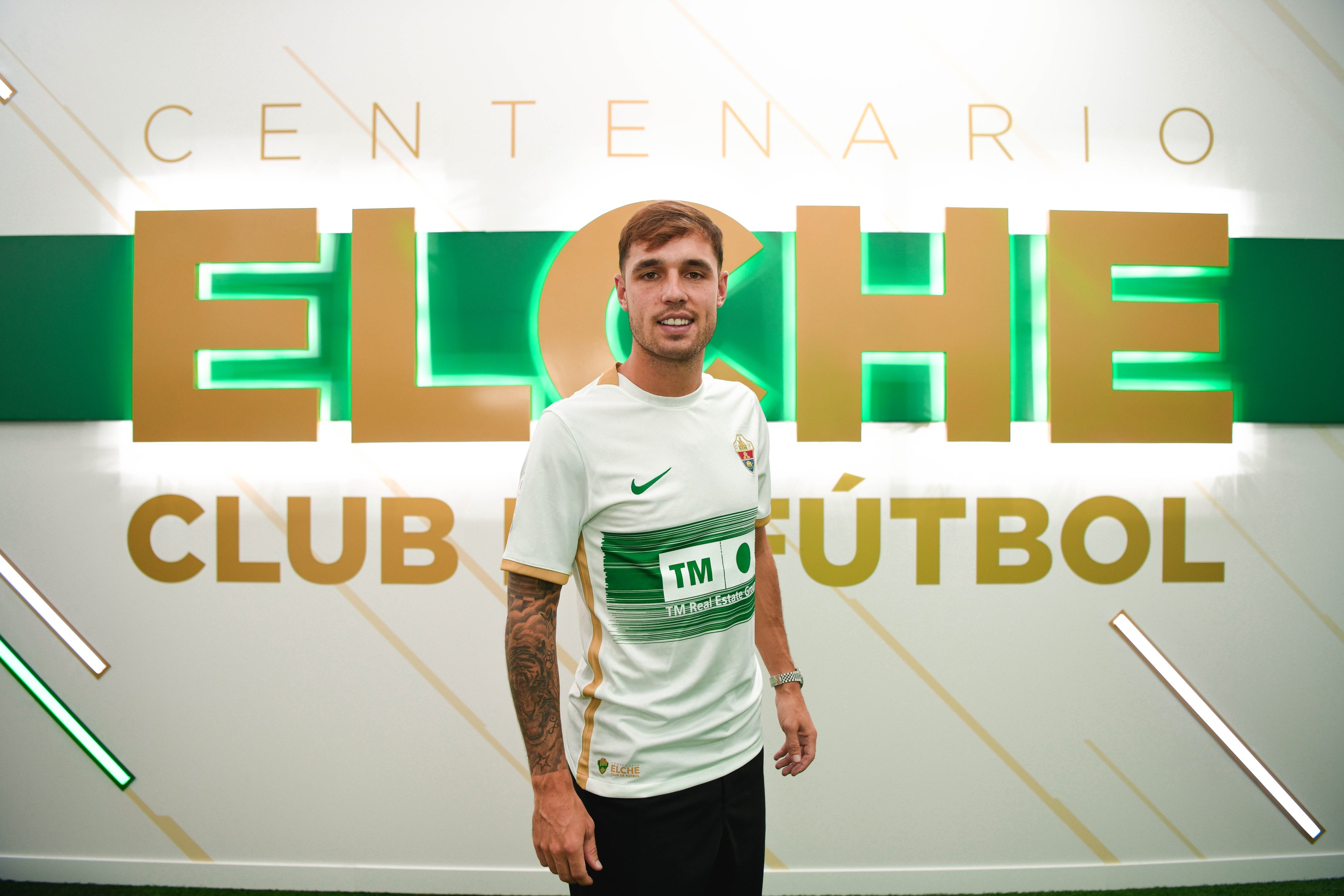 Pol Lirola posando el día de su presentación como jugador del Elche