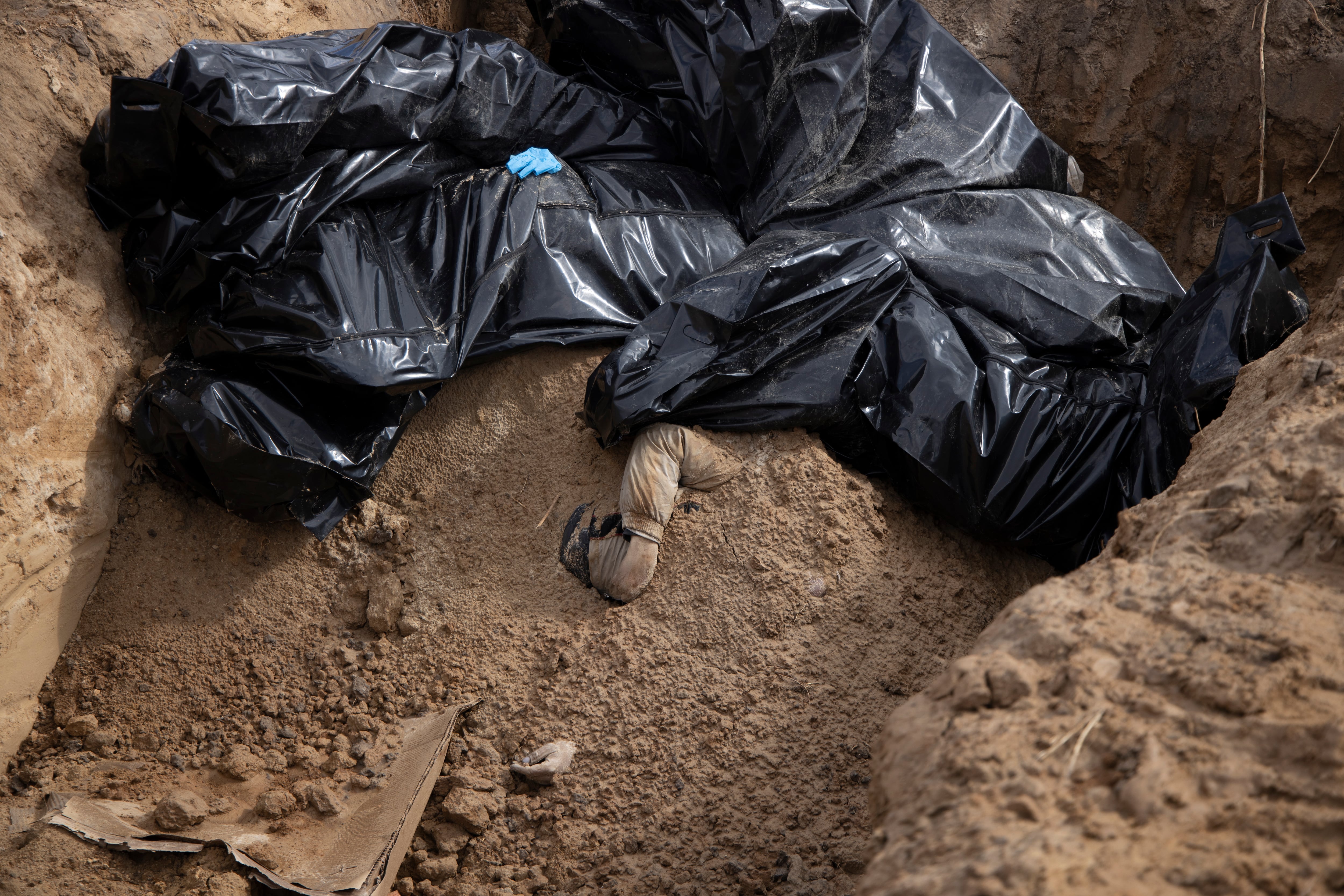 Cadáveres de civiles en bolsas de plástico en Bucha.