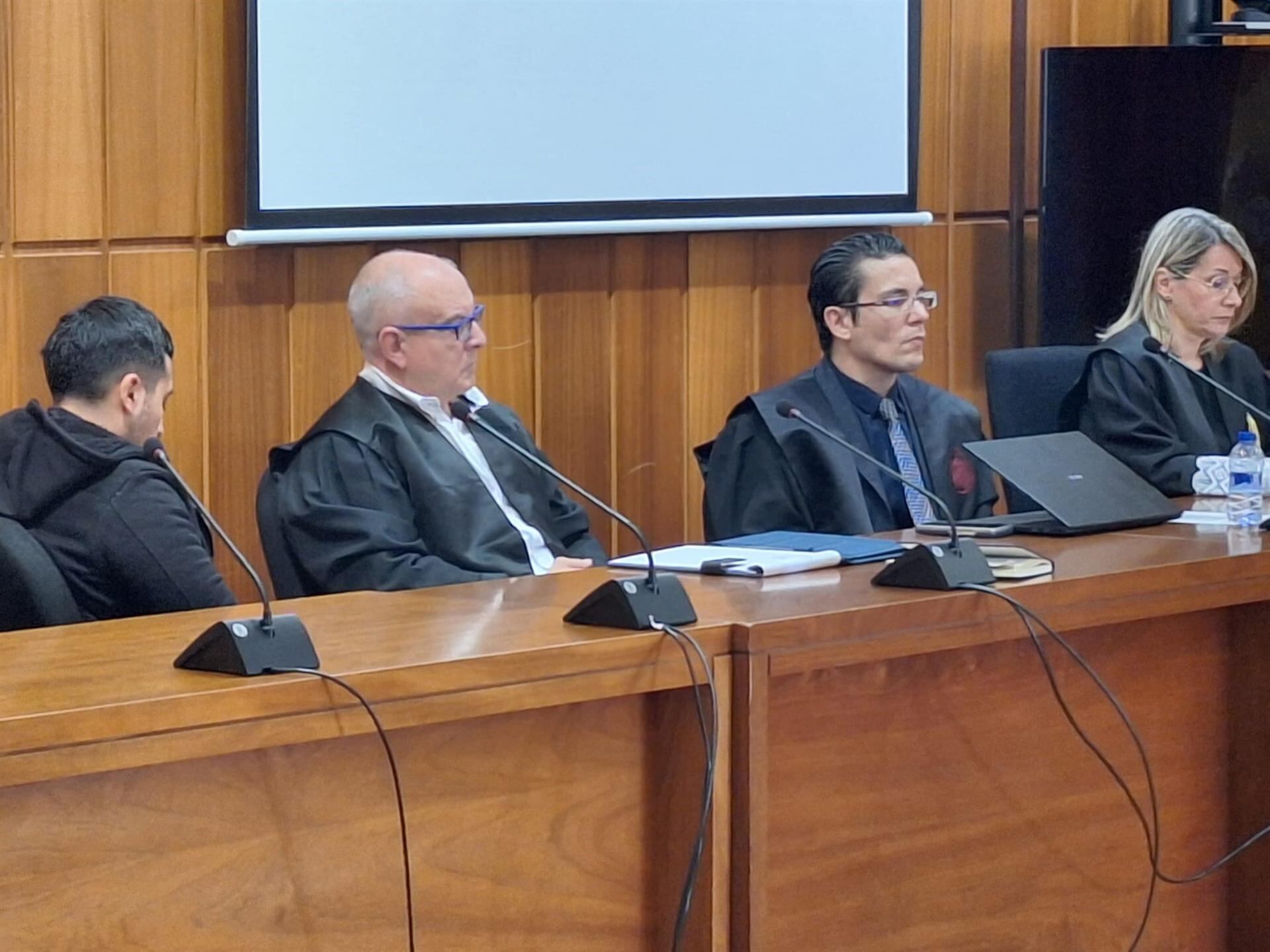 A la izquierda, el acusado junto a su abogado, José María Caballero; el letrado de la acusación particular, Raúl Pardo-Geijo, y la fiscal