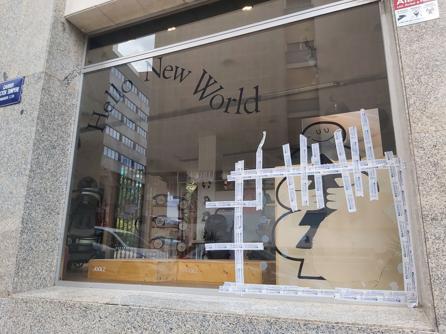 Cristal roto de uno de los escaparates del establecimiento por donde podría haber entrado el ladrón