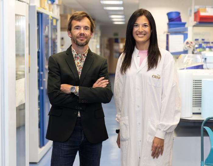 Manuel Valiente and Neibla Priego, en su laboratorio del CNIO // Credit Laura M. Lombardía / CNIO.