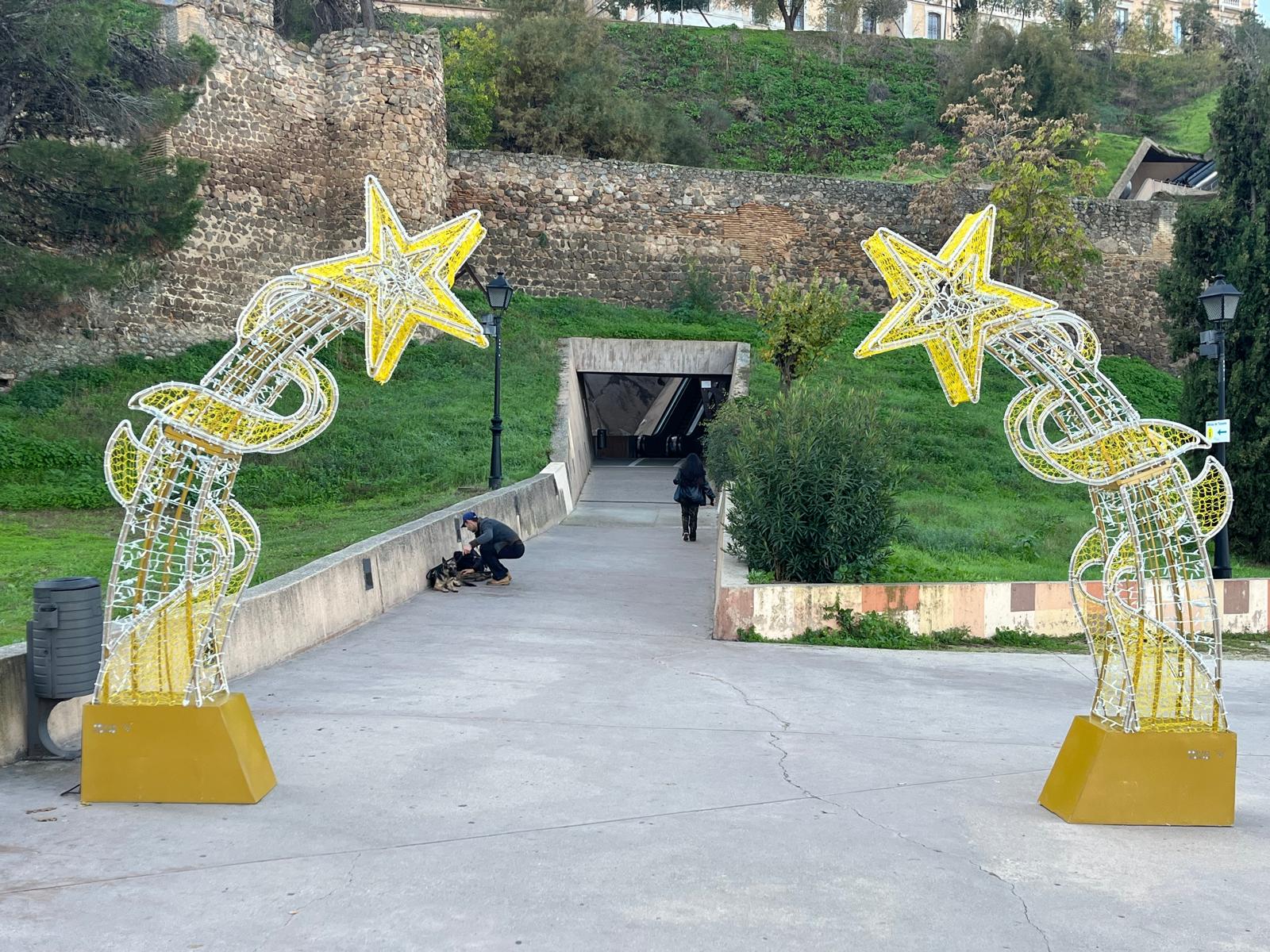 Imagen de los adornos de Navidad a las puertas del remonte mecánico de Recaredo en Toledo