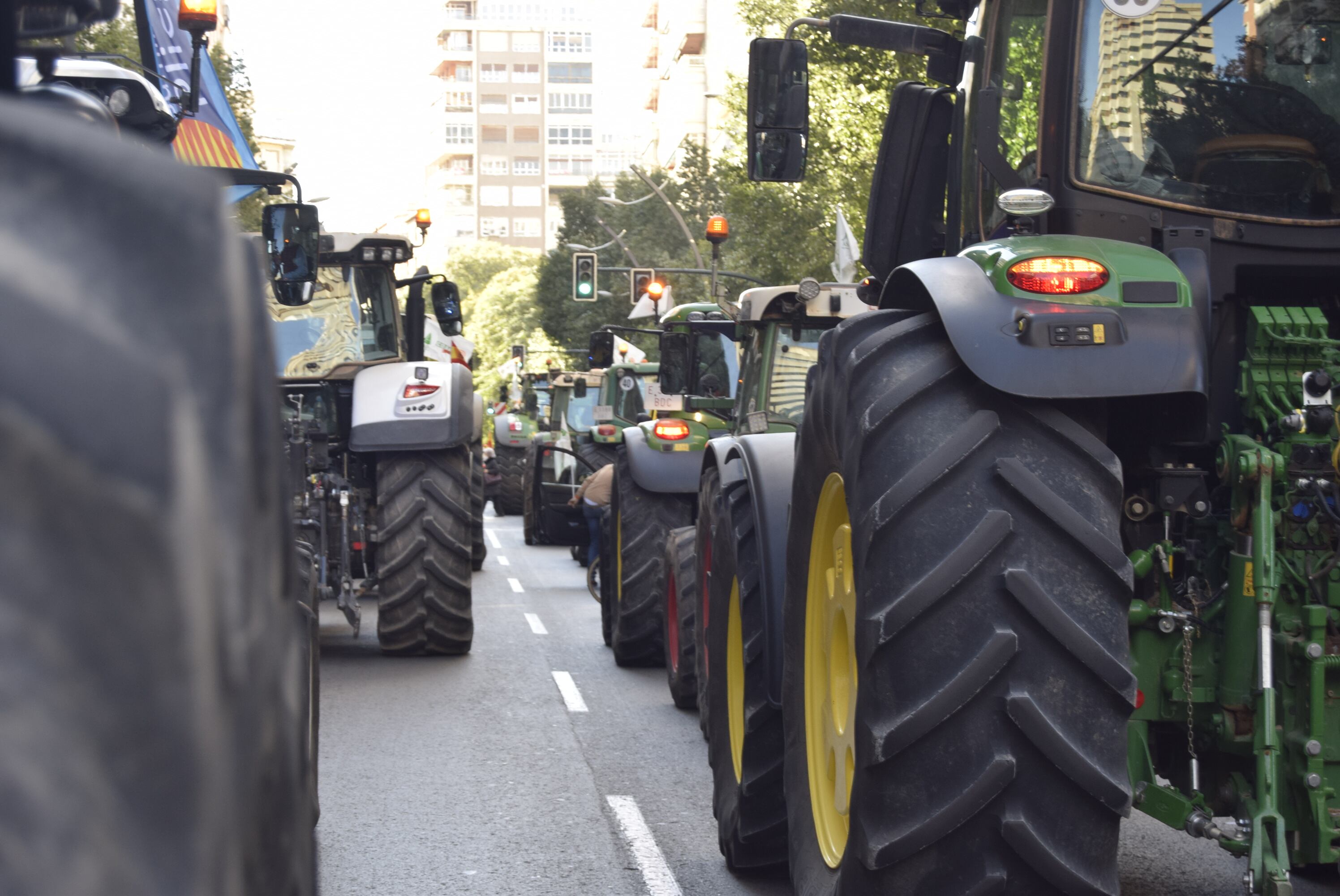 Los tractores de agricultores y ganaderos de la Región de Murcia han tomado este miércoles el centro de la capital