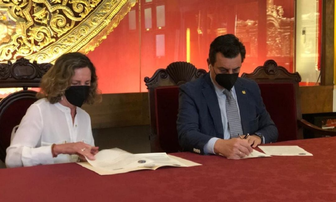 El hermano mayor de Los Estudiantes, Jesús Resa, y la presidenta de la Asociación Autismo Sevilla, Mercedes Molina, durante la firma del convenio