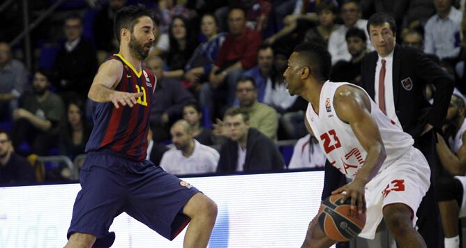 Navarro intenta frenar a Langford.