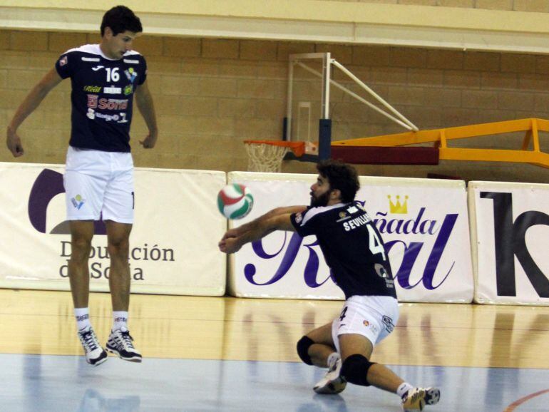 Manolo Sevilla (4) recibe un balón en presencia de Alberto Salas (16).