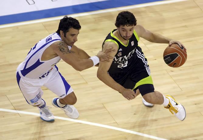 El base del Real Madrid Sergio Llull  trata de superar la defensa del escolta turco Serkan Erdogan durante el partido correspondiente a la quinta jornada de Liga ACB