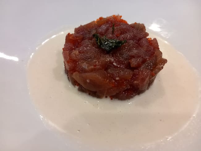 Tartar de atún con ajoblanco de coco