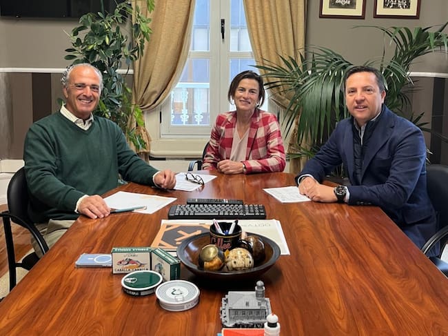 David Suárez, CEO de Diesemm; y Lucrecia García y Miguel Ángel Fernández Ferreiro, copropietarios de Faro Silleiro