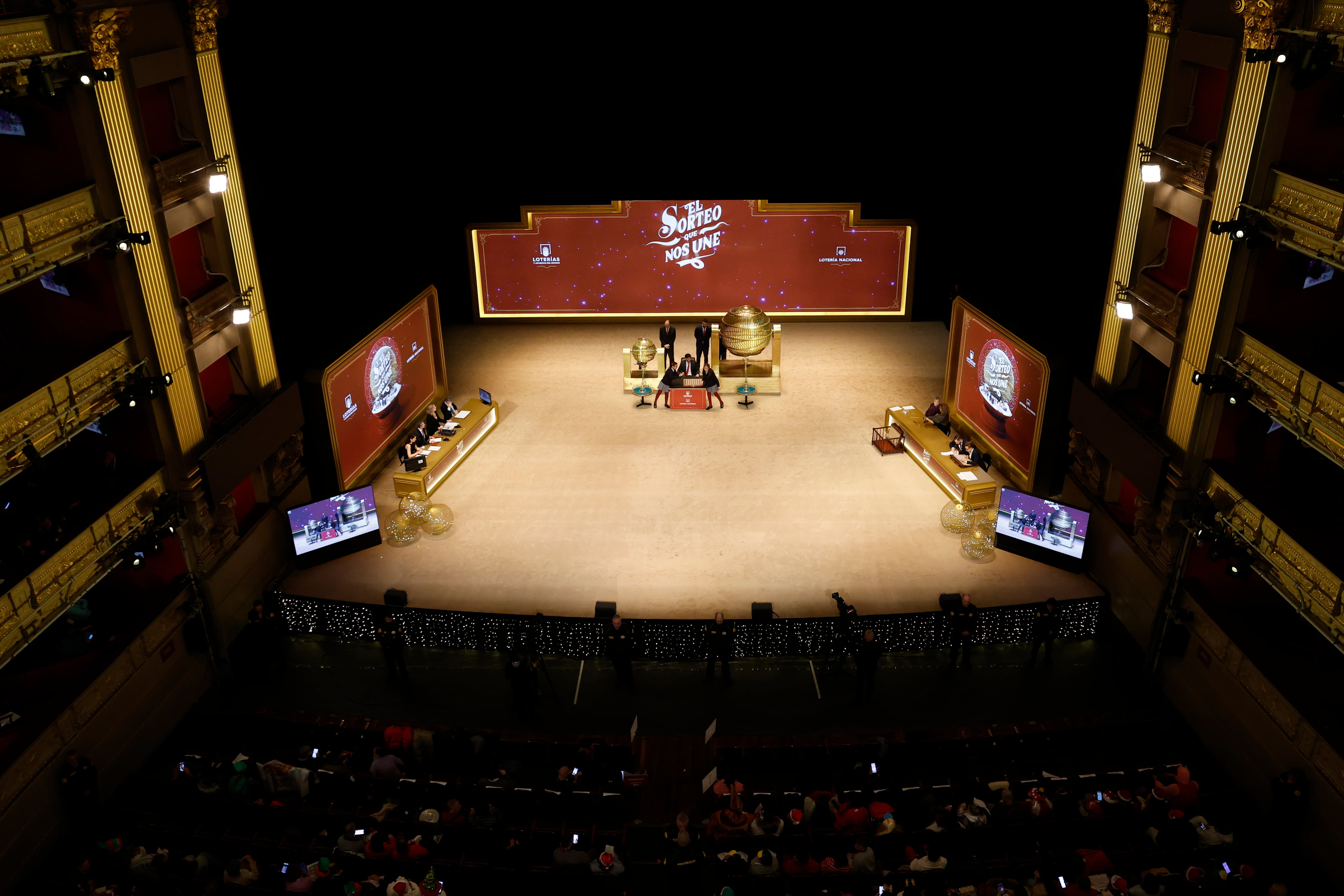 MADRID, 22/12/2025.- Escenario del Teatro Real durante la celebración del Sorteo Extraordinario de Navidad. EFE/Chema Moya