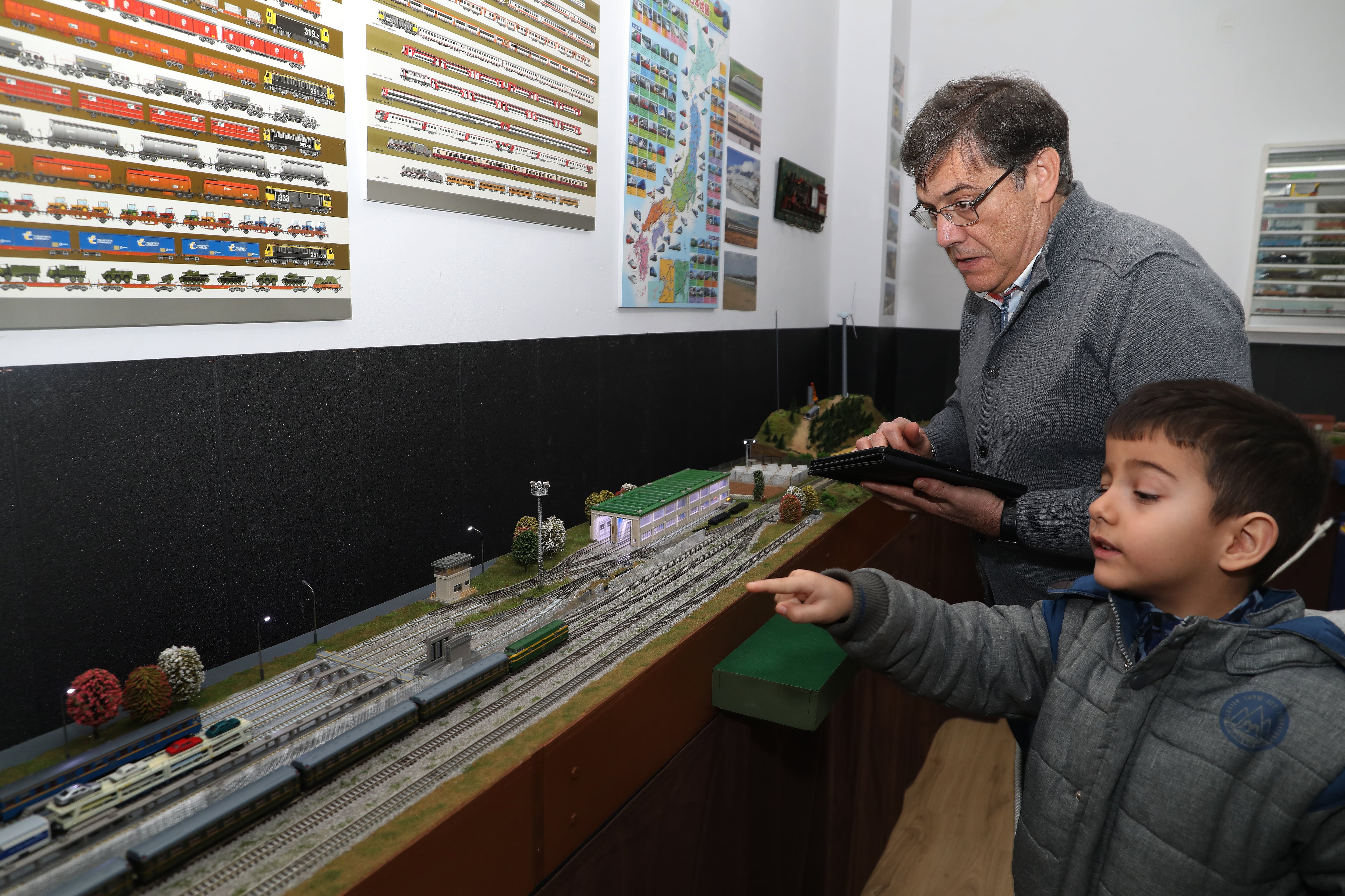 La Agrupación Palentina Club N de España expone una maqueta de 20 metros con diversos trenes y paisajes inspirados en Tierra de Campos y la Montaña