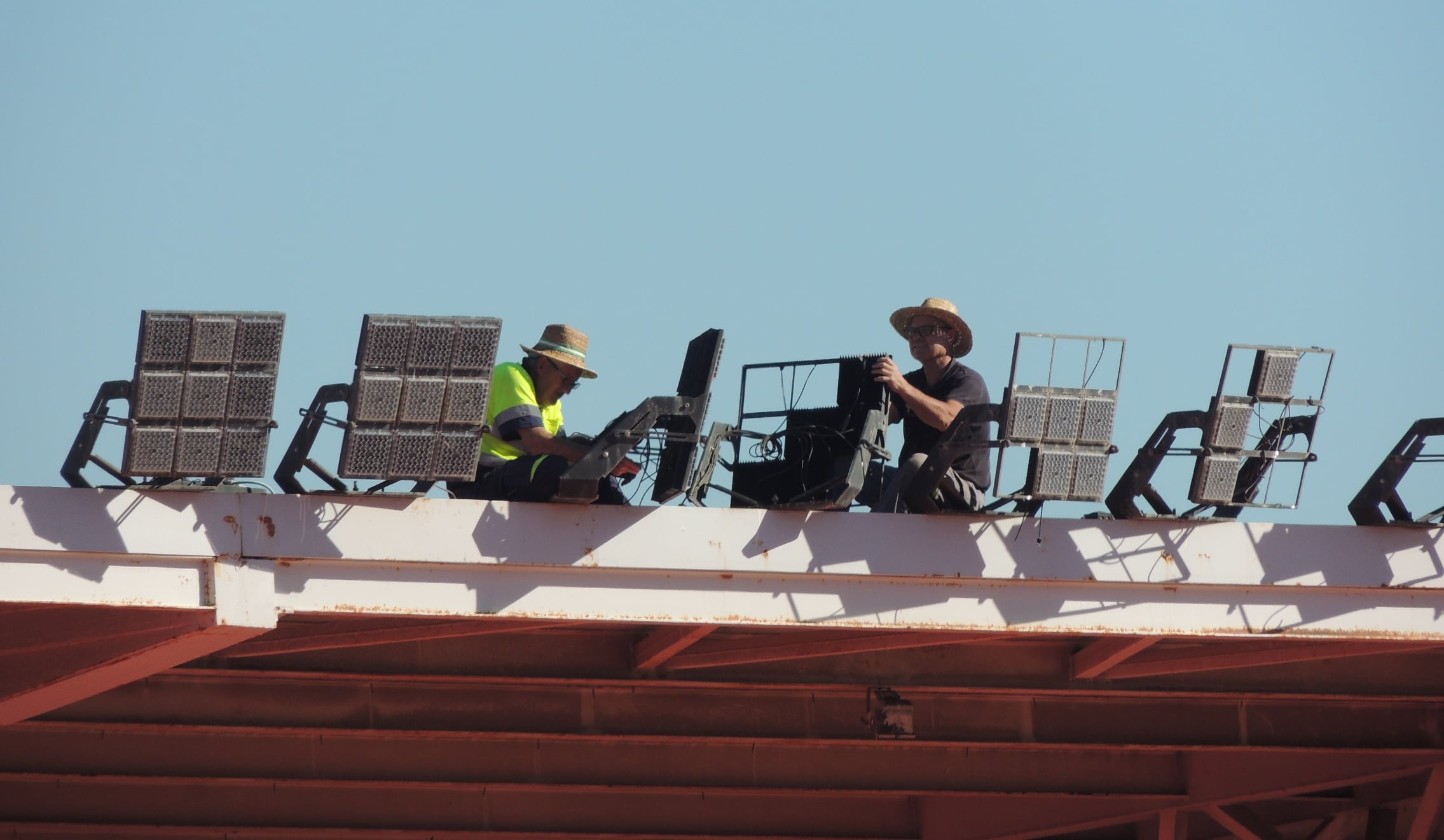 Los operarios trabajando en el techo del fondo norte del Mediterráneo.