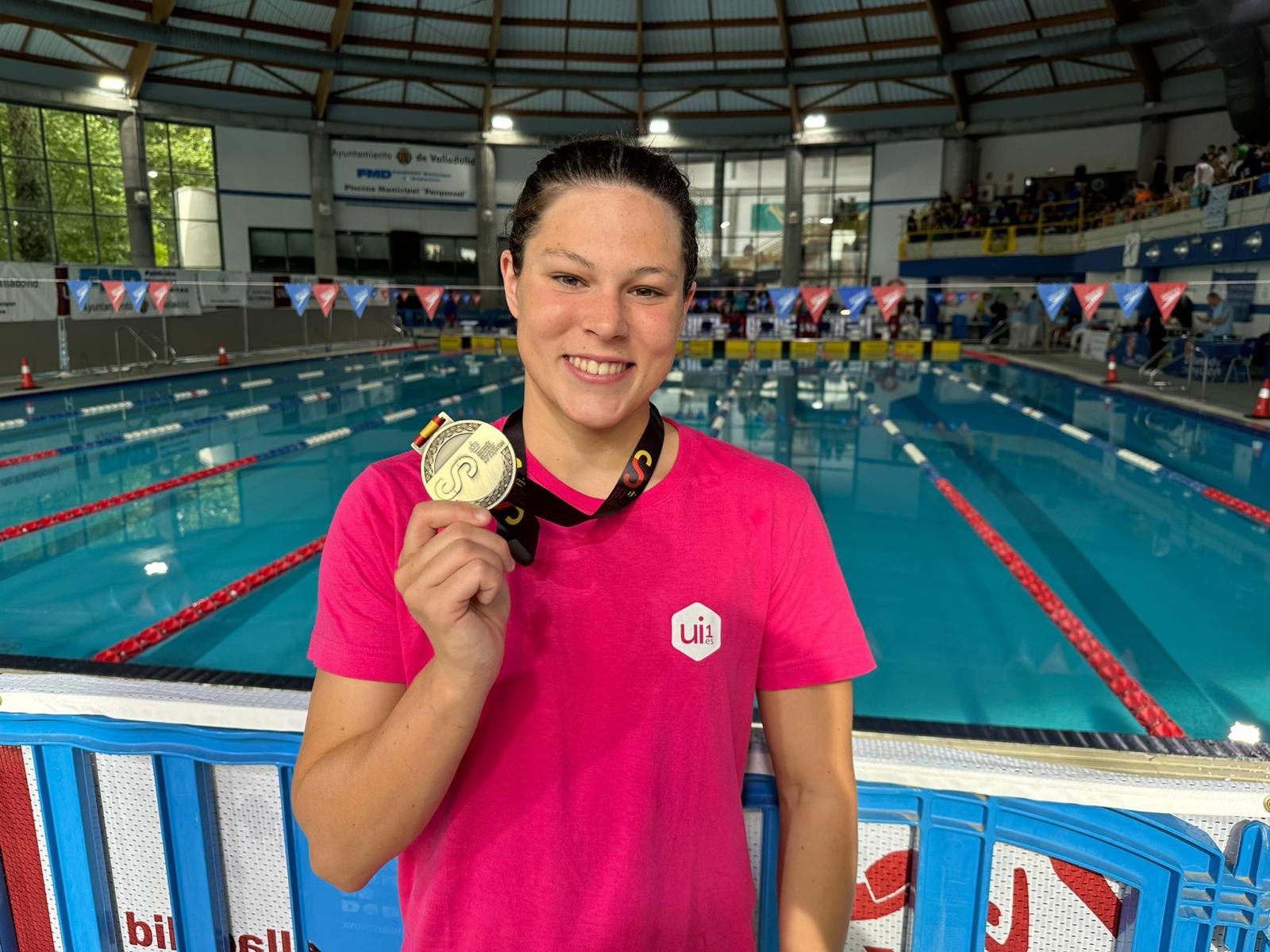 Ángela Martínez posa con la medalla de Oro conquistada en los 800