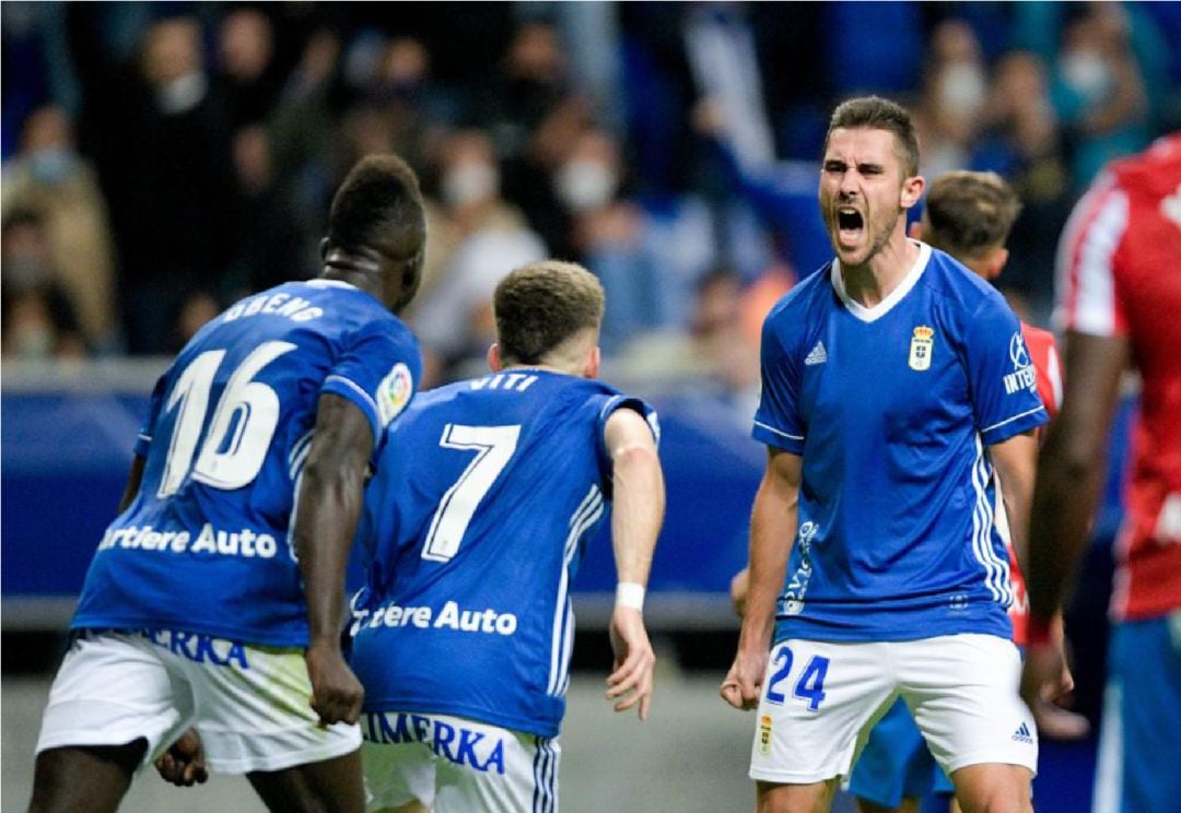 Celebran el gol los jugadores del Oviedo