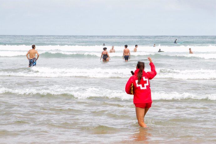 Cruz Roja gestionará este verano el servicio de socorrismo en las playas de Santander, que amplía su horario