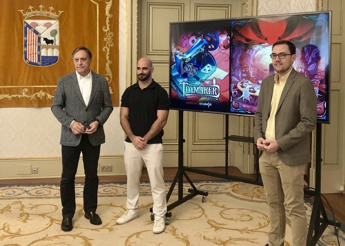 El alcalde de Salamanca, Carlos García Carbayo, David Iglesias, cofundador de Uprising Studios y el concejal de turismo, Ángel Fernández