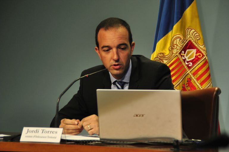 El ministre d'Ordenament Territorial, Jordi Torres, presentant les línies mestres del seu departament en aquesta legislatura.