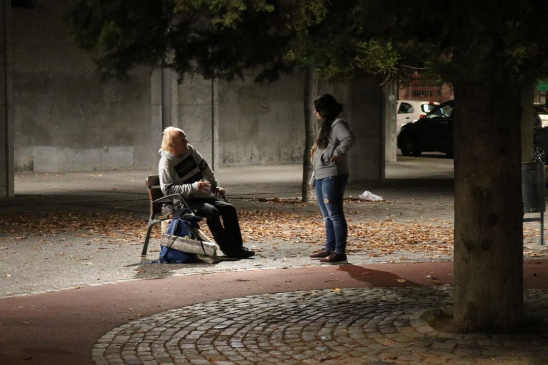 Una voluntària de Som Sostre amb un sense sostre a Girona