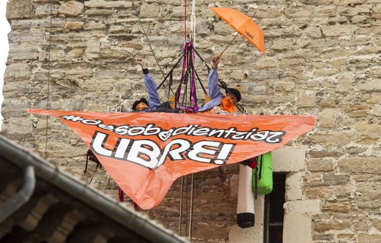  Al menos dos personas se han colgado esta mañana desde la torre de la Iglesia de San Miguel en Vitoria con dos pancartas en las que piden la libertad de los siete condenados por la Audiencia Nacional por pertenencia a Segi.  EFE/David Aguilar