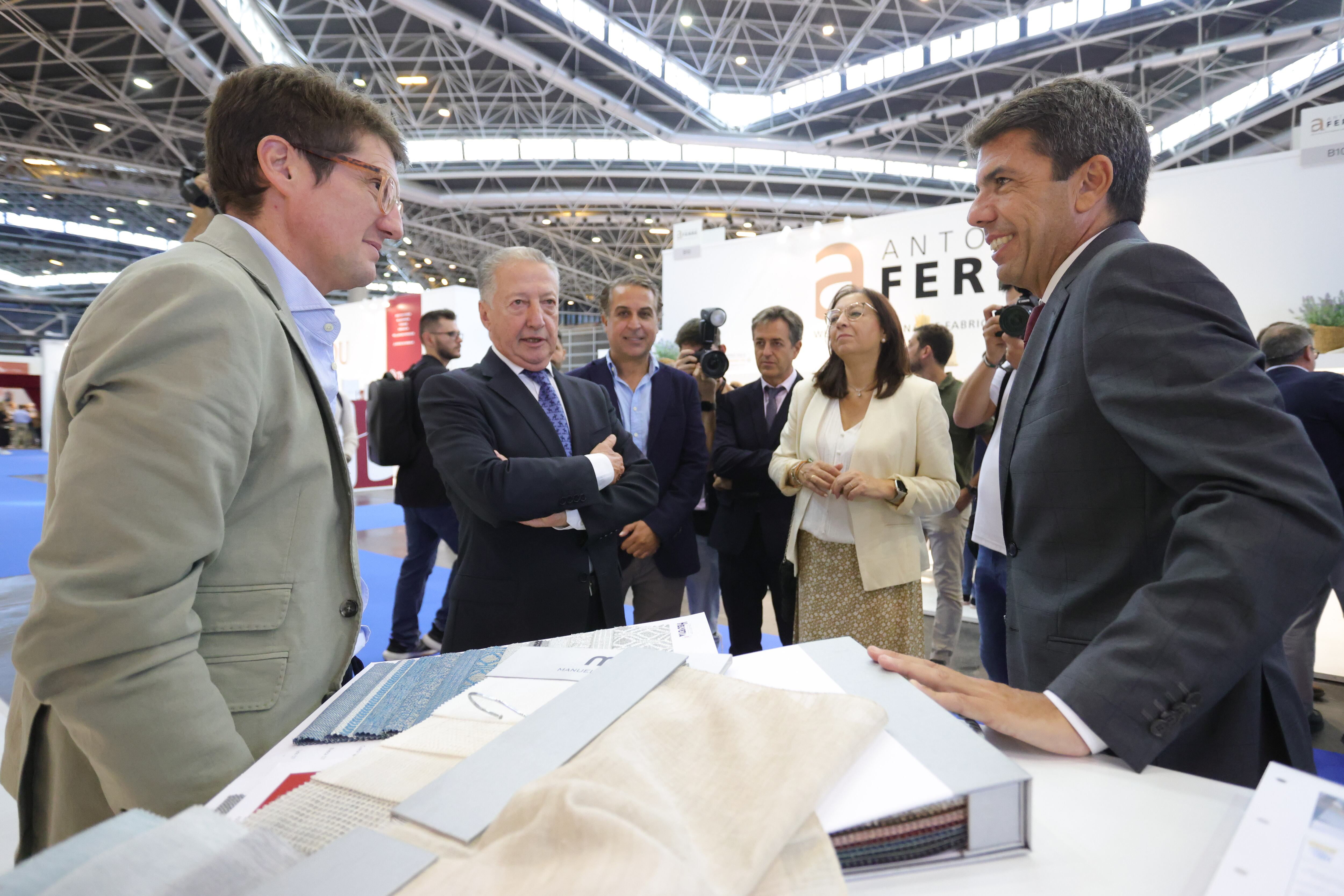 José Ramón Revert en el centro de la imagen en la inauguración de Home Textiles Premium by Textilhogar 2023