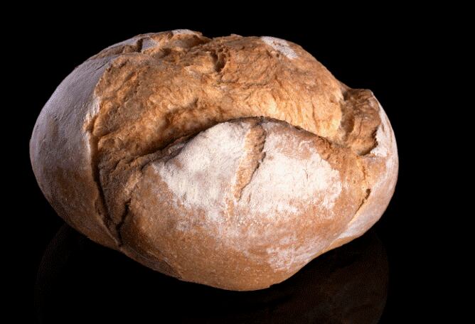 El pan de payés es un pan "tradicional, redondo, con una corteza crujiente y una miga tierna con agujeros grandes, amasado siempre a mano".