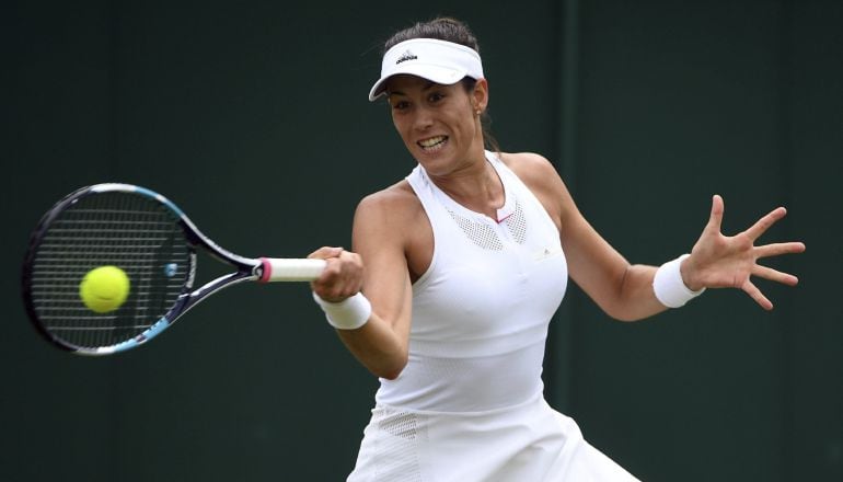 Garbiñe devuelve una bola en Wimbledon