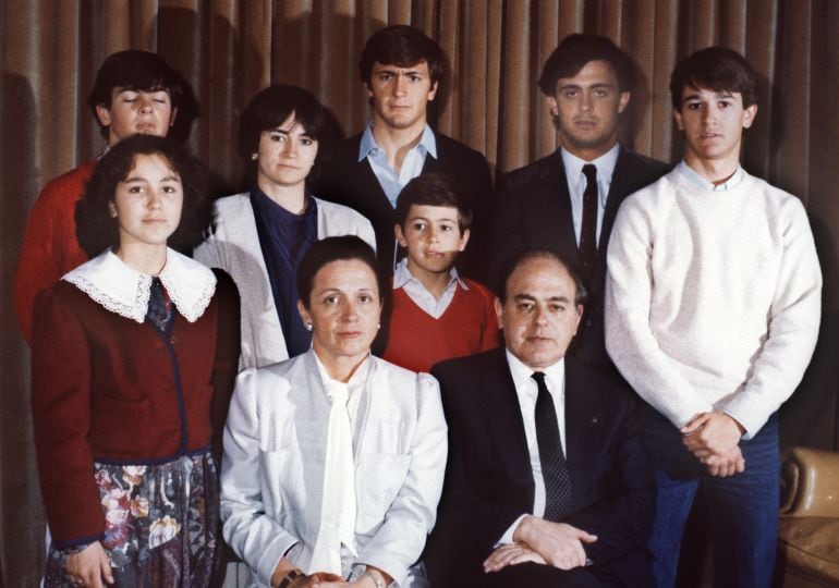 Foto familiar fechada en 1986 en Barcelona: Jordi Pujol y su esposa, Marta Ferrusola posan con sus siete hijos: Mireia, a la dch. de su madre; Oriol, detrás; Marta; Josep, con camisa azul; Jordi; Pere y Oleguer.