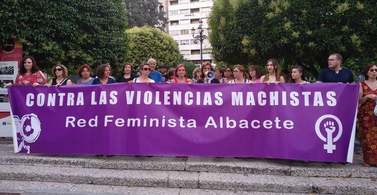 Decenas de personas se han concentrado este lunes