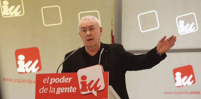 GRA45 MADRID, 9/2/2015.- El coordinador de IU, Cayo Lara,durante la rueda de prensa que ofreció hoy en la sede de su partido en la que ha acusado por primera vez públicamente a Podemos de lanzar una "opa hostil" contra IU para fagocitarla y ha arremetido