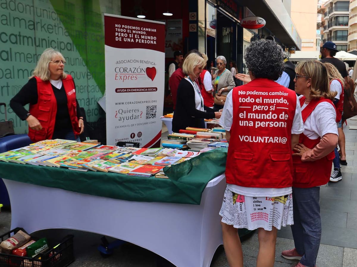 ‘Un libro x un kilo’ en Benidorm: así es la iniciativa de la UNED y Corazón Exprés